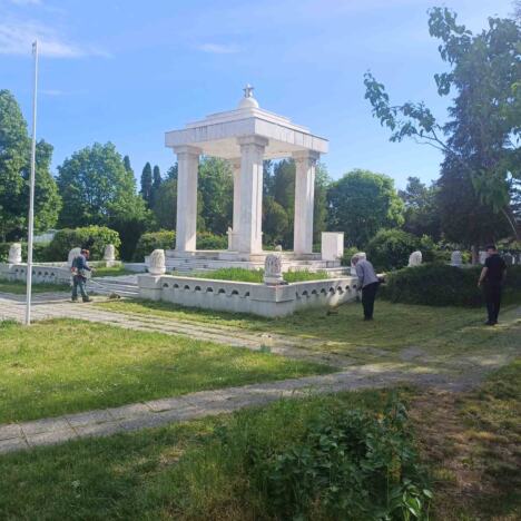 FOTO UIKS, osuđenici uređuju francusko vojno groblje u Zaječaru 1.jpg