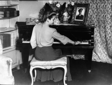 Eva Peron za klavirom
