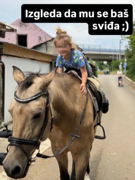 Marija Petronijević odvela sina na hipodrom