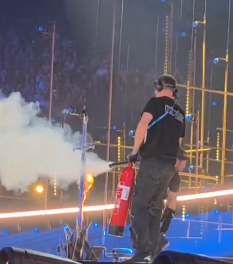 Radnici obezbeđenja gase požar nakon benda Lavina