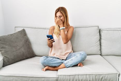 umorna žena telefon digitalni umor