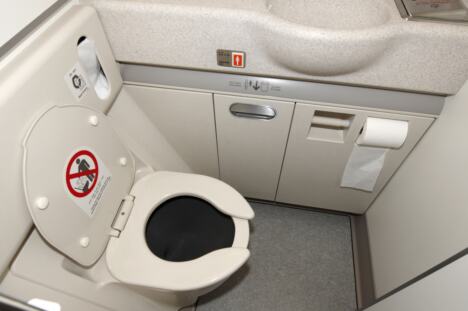 Avionski toalet i vrata koja putnici dodiruju nakon pranja ruku tokom leta