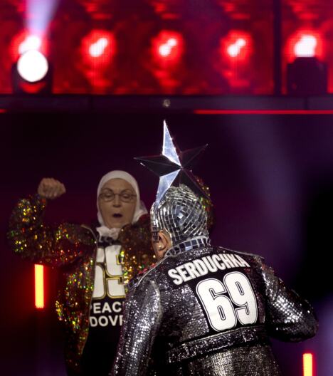 Verka Serdjučka nastupa u revijalnom delu finala Evrovizije 2026