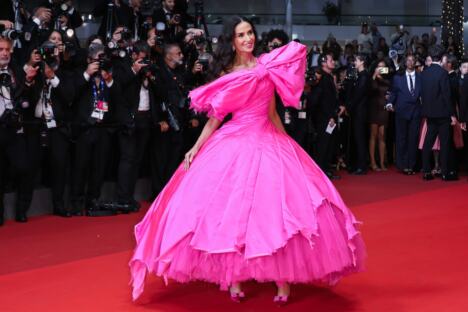 Demi Mur u Kanu u pink haljini