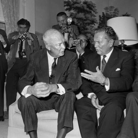 Predsednik Sjedinjenih Država Dvajt D. Ajzenhauer (levo) sastaje se sa predsednikom Jugoslavije Josipom Brozom Titom (desno) u septembru 1960. godine u Ujedinjenim nacijama u Njujorku.