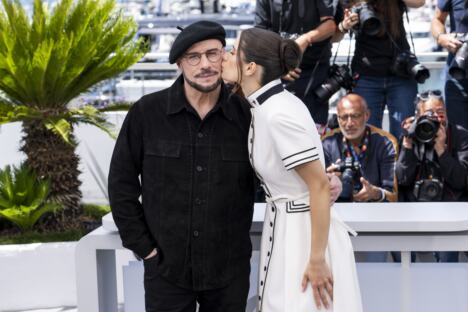 Džon Travolta na Filmskom festivalu u Kanu sa naočarima, bradom i beretkom