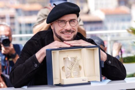 Džon Travolta na Filmskom festivalu u Kanu sa naočarima, bradom i beretkom