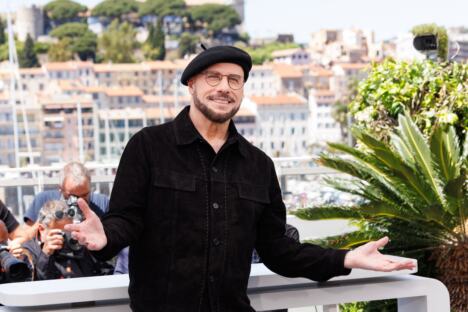 Džon Travolta na Filmskom festivalu u Kanu sa naočarima, bradom i beretkom