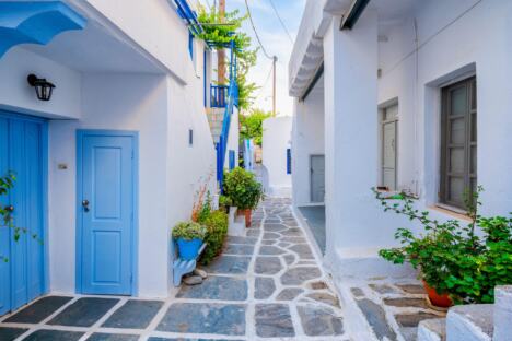 Bele kuće sa plavim kapcima na grčkom ostrvu Santorini