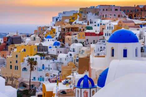 Bele kuće sa plavim kapcima na grčkom ostrvu Santorini