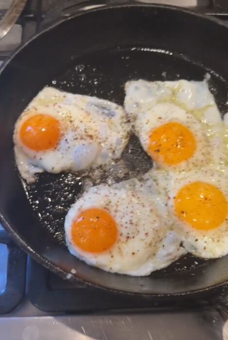 Domaća i kupovna jaja ispržena u tiganju, sa vidljivom razlikom u boji žumanca (2).PNG