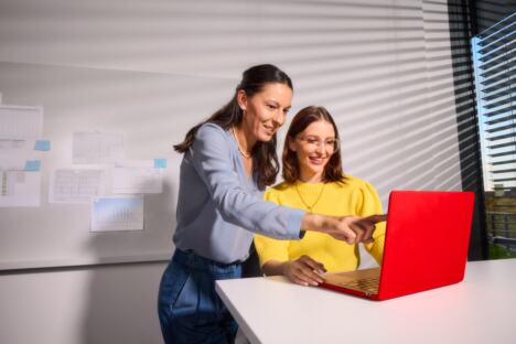 t=EB-2025_Action-Office-Group-Desk-25_LIFE_GL_EB (1).png
