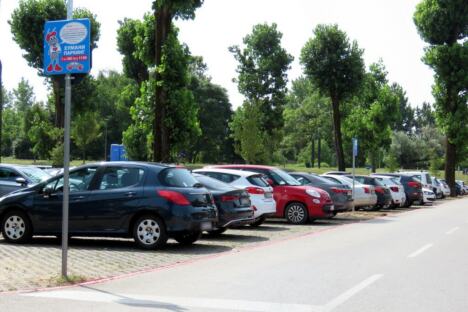humani-parking-automobili.jpg
