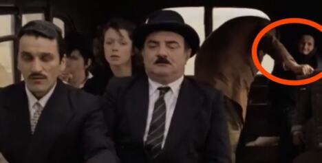 Scena iz filma Ko to tamo peva sa putnicima u autobusu i bakom.jpg