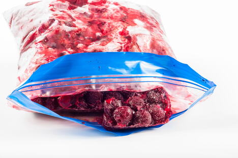 Smrznute trešnje u plastičnoj kesi