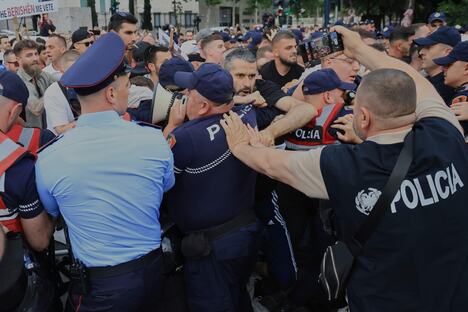 albanija04 AP Hameraldi Agolli.jpg
