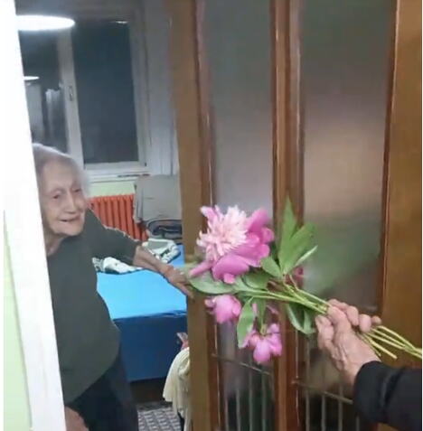 Deka doneo baki cveće, ona ga poljubila