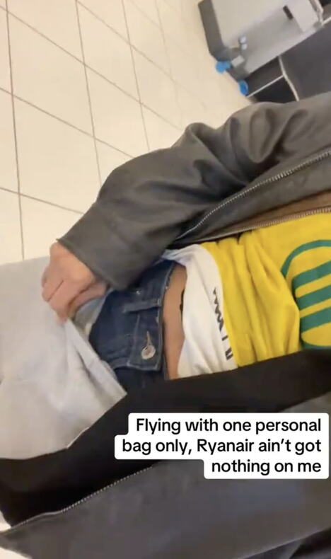 Putnica na aerodromu nosi više slojeva odeće kako bi izbegla doplatu za prtljag