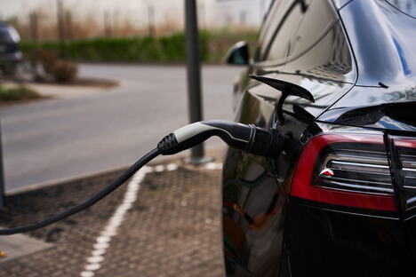 Električni automobil na punjaču tokom testa izdržljivosti baterije