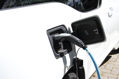 Električni automobil na punjaču tokom testa izdržljivosti baterije