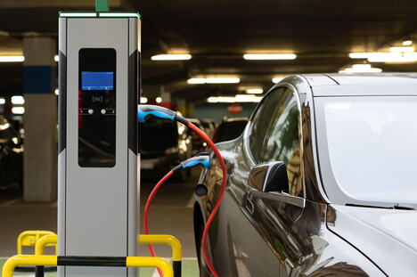 Električni automobil na punjaču tokom testa izdržljivosti baterije