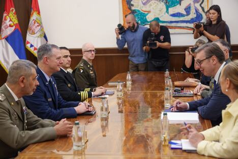 Aleksandar Vučić general  Aleksus Grinkevič komadant NATO (7).jpeg