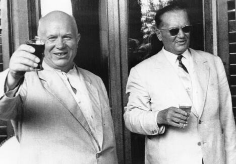 Josip Broz Tito i Nikita Hruščov nazdravljaju