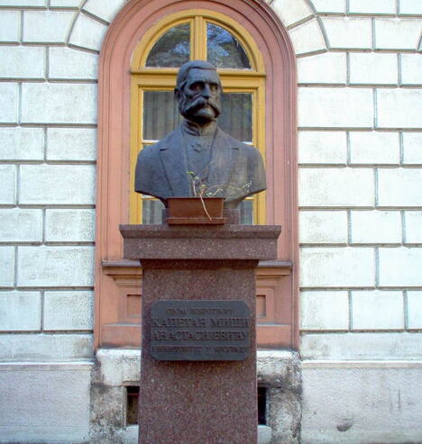 kapetan Miša Anastasijević - bista ispred kapetan Mišinog zdanja