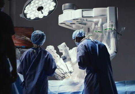 intuitive-da-vinci-or-staff-with-patient-cart-lo-res.jpg