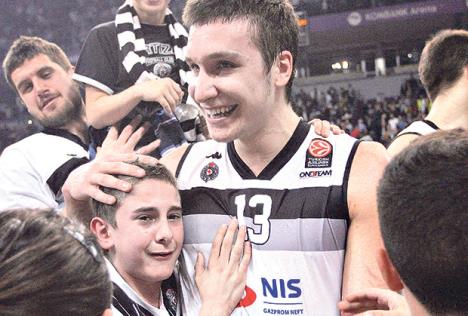 andrija-dragojevic-navijac-partizan-kosarka.jpg