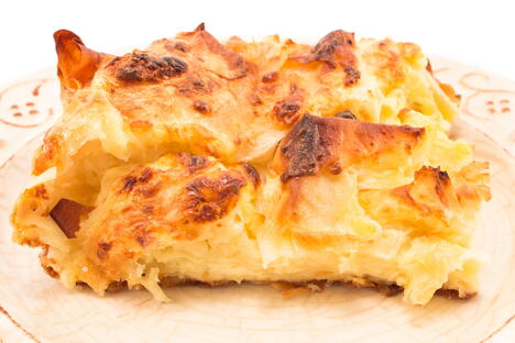 Parče pite gužvare na drvenom tanjiru