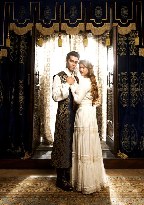 Anastasija Cilimpiu i Ekin Koč kao Kosem i sultan Ahmed I