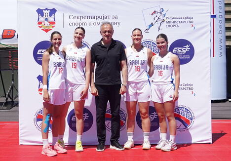 Ministar Gajić sa srebrnim Srpkinjama