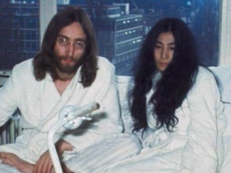 Džon Lenon i Joko Ono u bade mantilima