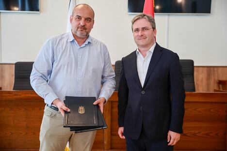 Ministar kulture Nikola Selaković uručio je u Negotinu predsedniku opštine Vladimiru Veličkoviću sedam ugovora