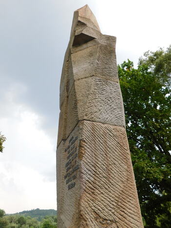 LOZNICA - Spomenik.JPG