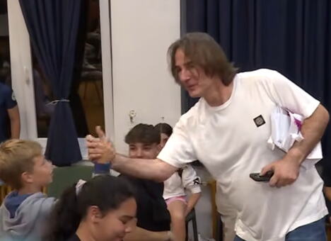 Željko Prati klince na more 3.png