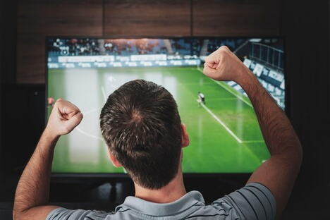 Gledanje fudbalske utakmice na televiziji