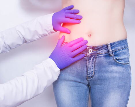 mlada žena na pregledu kod gastroenterologa