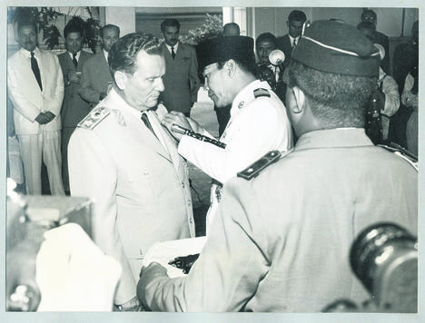 Gift_suitcase_commemorating_Titos_visit_to_Jakarta_in_1958-1959_(Photos_of_Sukarno_Josip_Broz_Tito_Jovanka_Broz_Hartini_Stane_Pavlič_etc)_111 (1).jpg