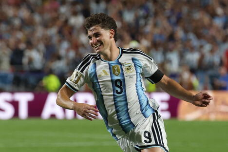 Hulijan Alvarez slavi gol na meču Argentina - Švajcarska
