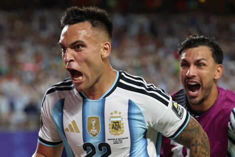 Lautaro Martinez slavi gol na meču Argentina - Švajcarska