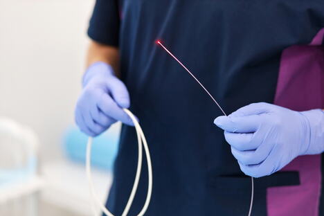 doktor drži laser koji se koristi u lečenju proširenih vena