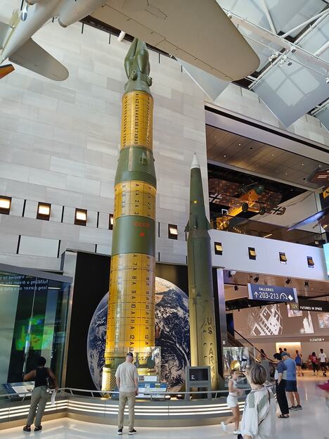 Balističke rakete srednjeg dometa - sovjetska RSD-10 Pionir i američka Peršing-II.jpg