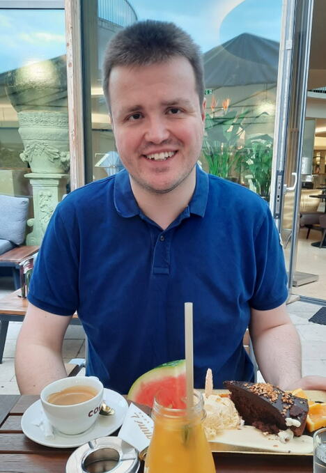Senad Mrkaljević katolički sveštenik (2).PNG