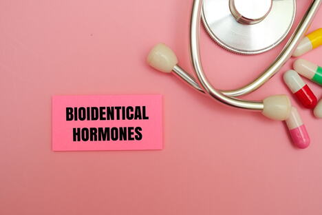 hormonska terapija u menopauzi, bioidentični hormoni na roze pozadini
