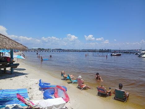 Plaža prema zalivu Pensakola braon voda.jpg
