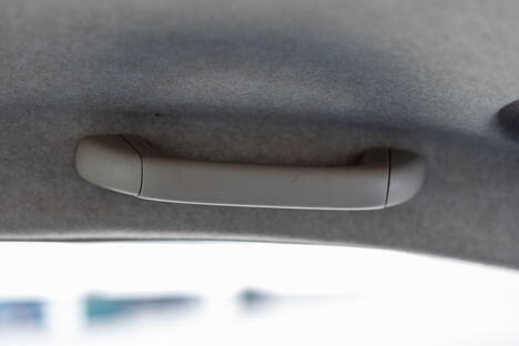 Čemu služi ručka u automobilu iznad prozora