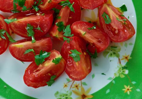 Sveža salata od paradajza i crnog luka pripremljena bez viška tečnosti