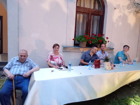 Govornici na manifestaciji u Bačini.jpg